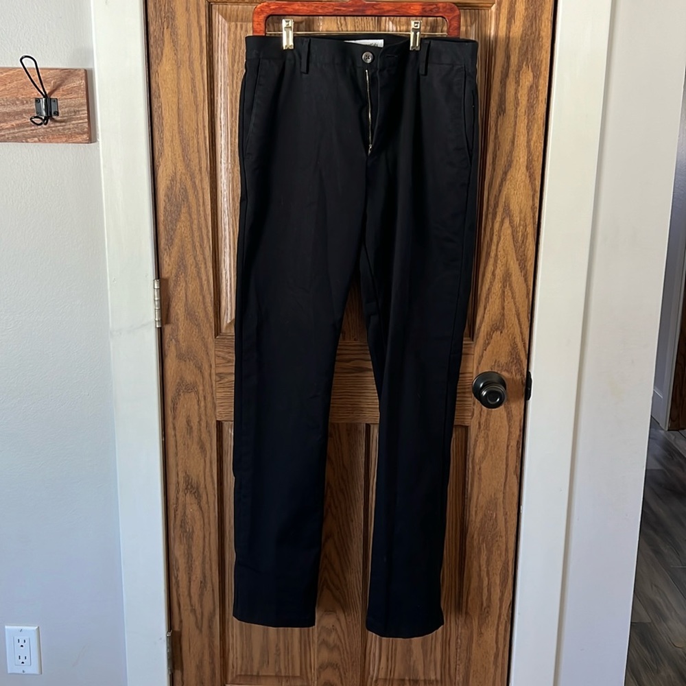 *Like New* Amazon Essentials Men’s Black Chino Pants: Size 32x34